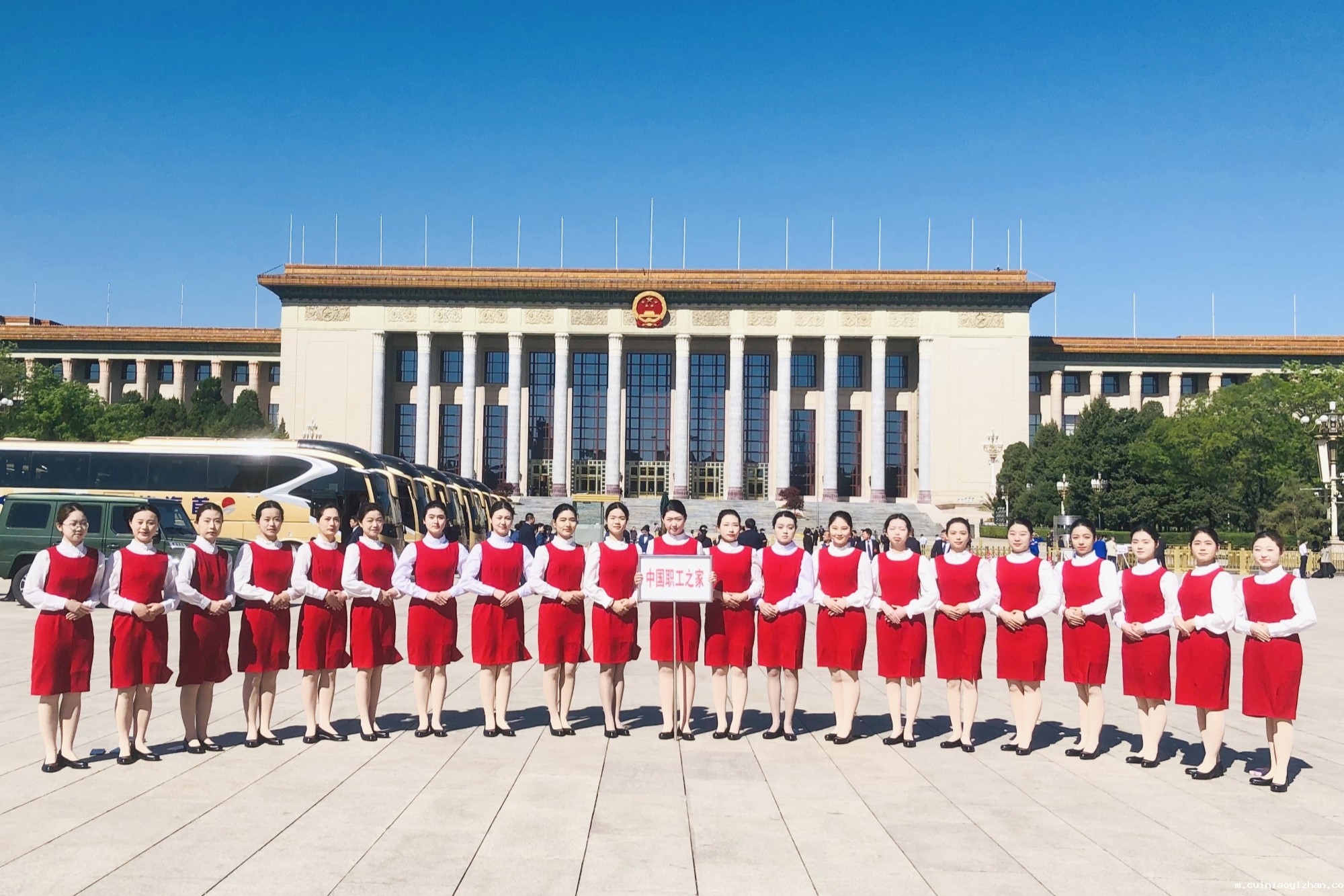 匠心育人展风采 青春服务显担当——我校酒店管理学院 22 名学子圆满完成庆祝中华全国总工会成立100周年暨全国劳动模范和先进工作者表彰大会礼仪任务