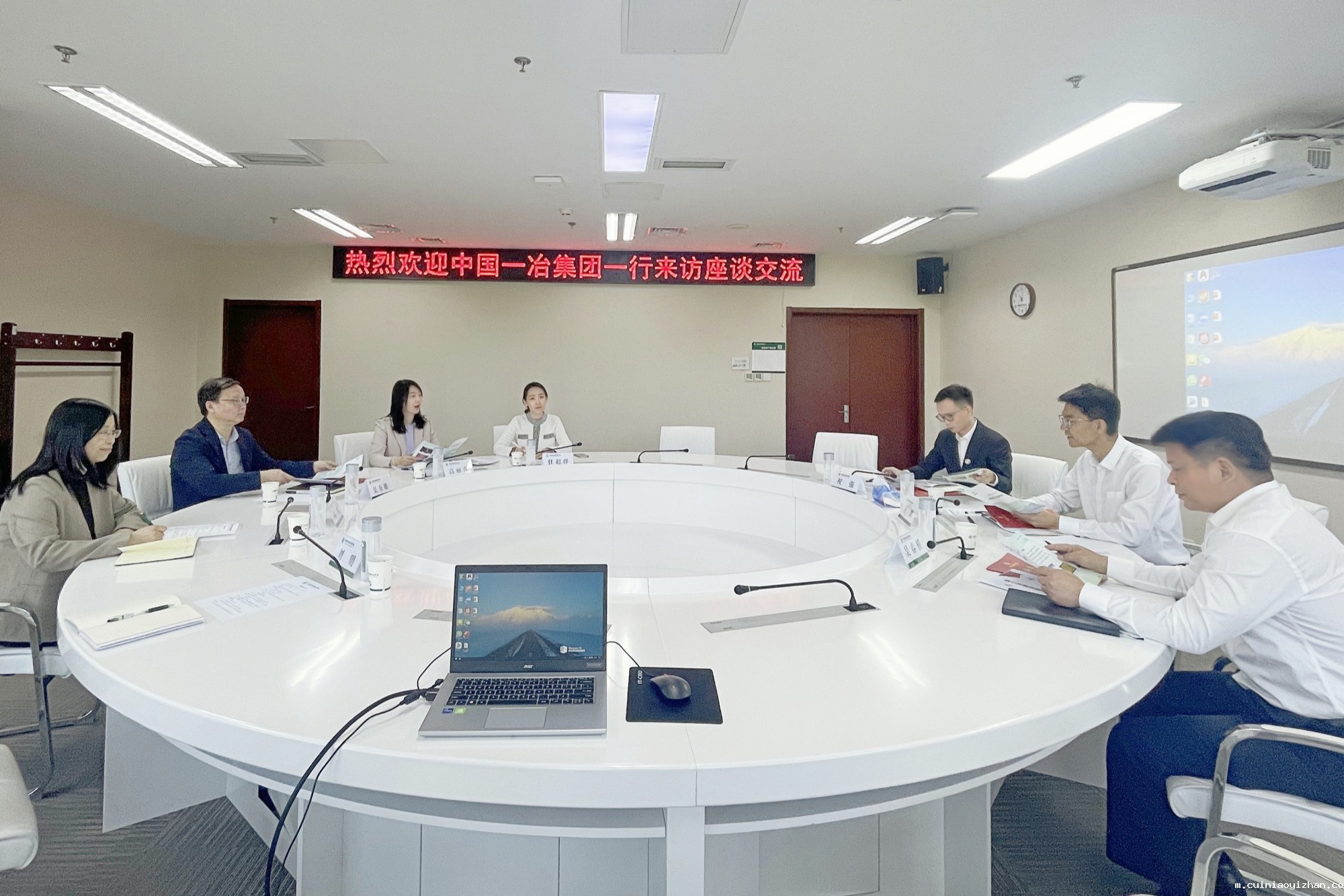 中国一冶集团有限公司党委副书记王鹏一行来我校交流座谈